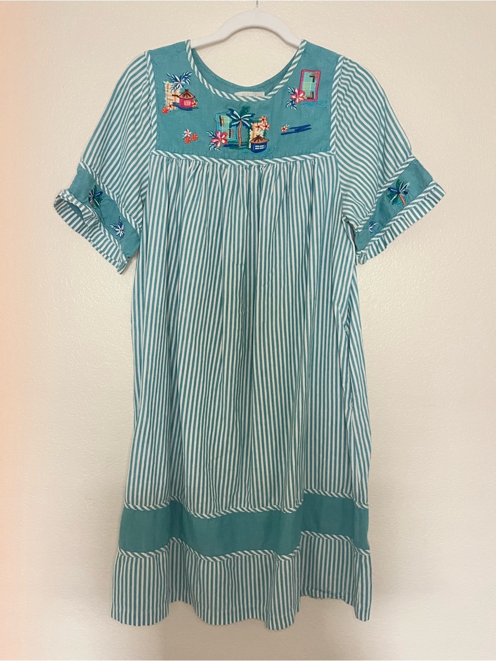 Vintage Grandmacore Beach Embroidered Muumuu Dress with Pockets Coverup